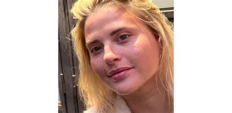 Kelly Vedovelli se montre sans maquillage : son look。